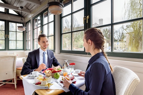 Desayuno buffet diario (EUR 24.00 por persona)