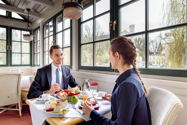 Tägliches Frühstücksbuffet (24.00 EUR pro Person)