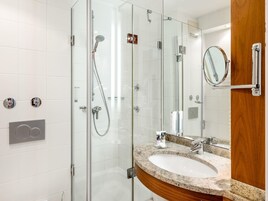 Ropa de cama de alta calidad y caja de seguridad en la habitación