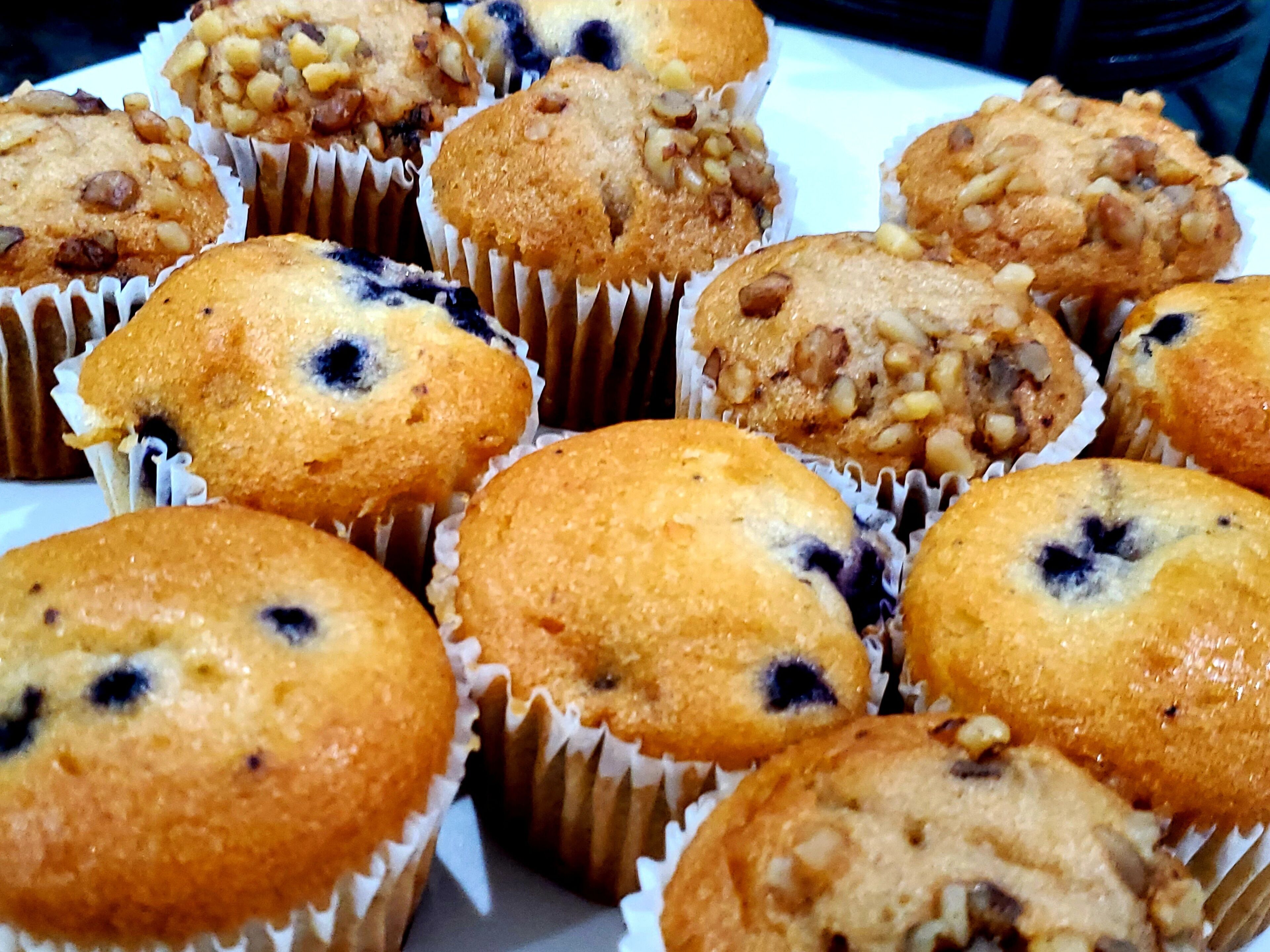 Ein Tablett mit Muffins in Papierförmchen.