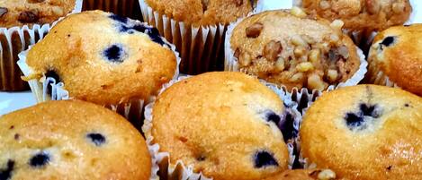Ein Tablett mit Muffins in Papierförmchen.