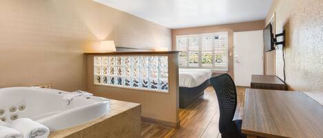 Romanttinen sviitti | Ylelliset vuodevaatteet, tallelokero huoneessa