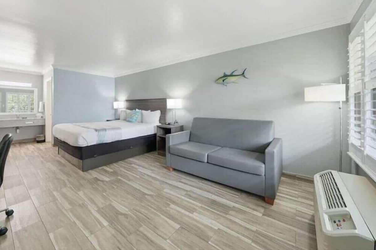 Premium bedding, in-room safe, desk, laptop workspace