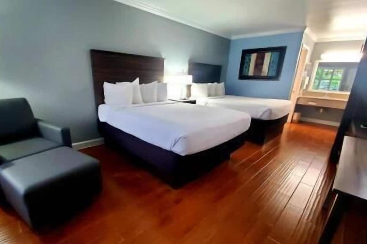 Ropa de cama de alta calidad y caja de seguridad en la habitación