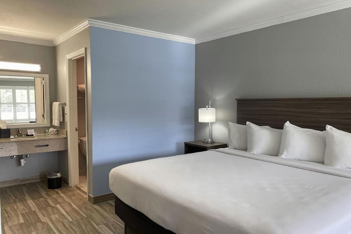 Premium bedding, in-room safe, desk, laptop workspace
