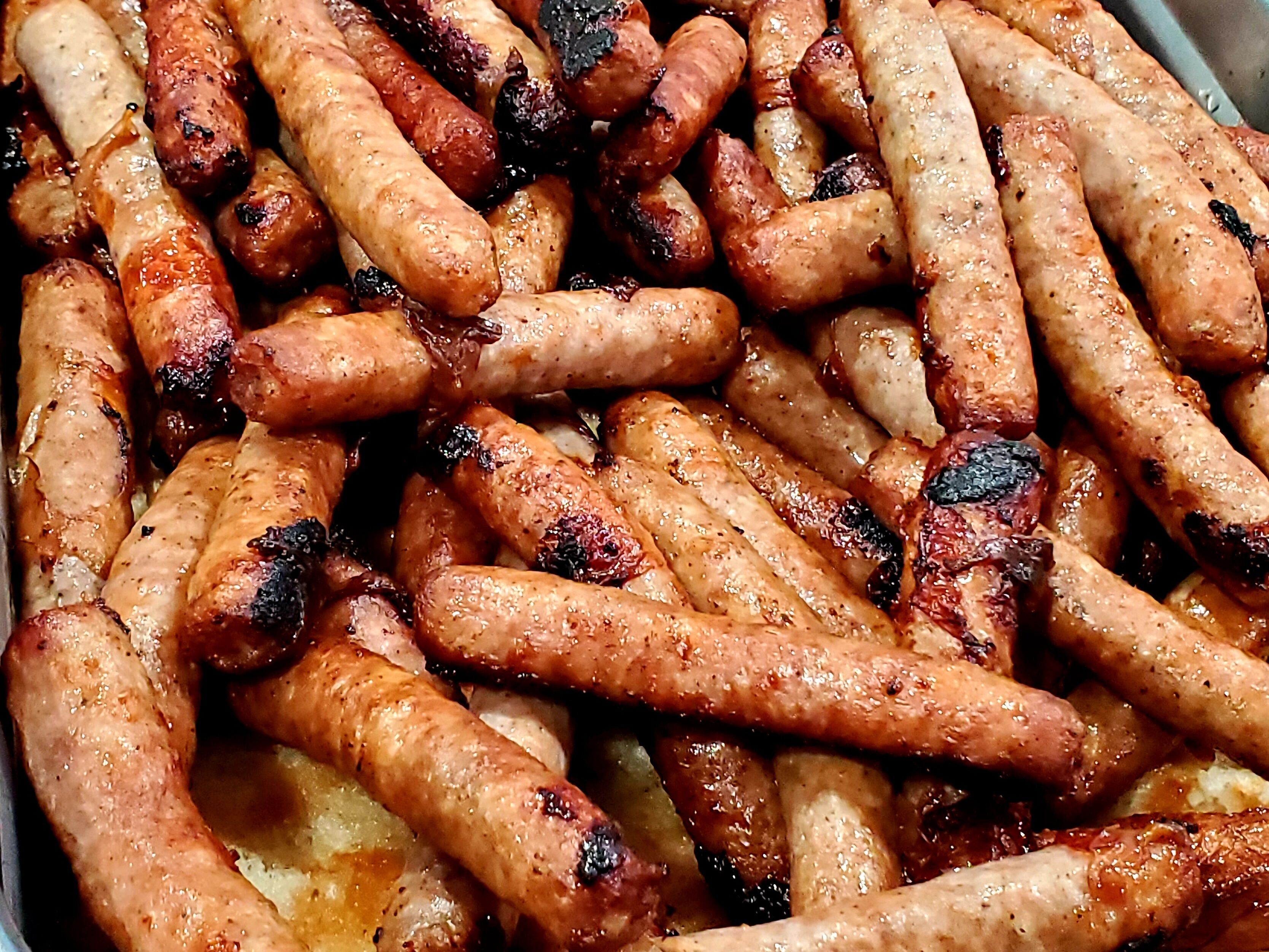 Un vassoio con salsicce alla griglia.