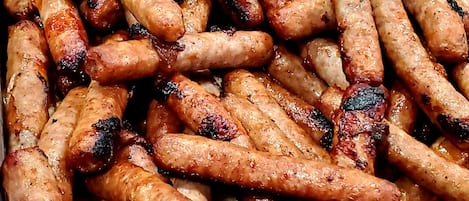 A tray of grilled sausages.