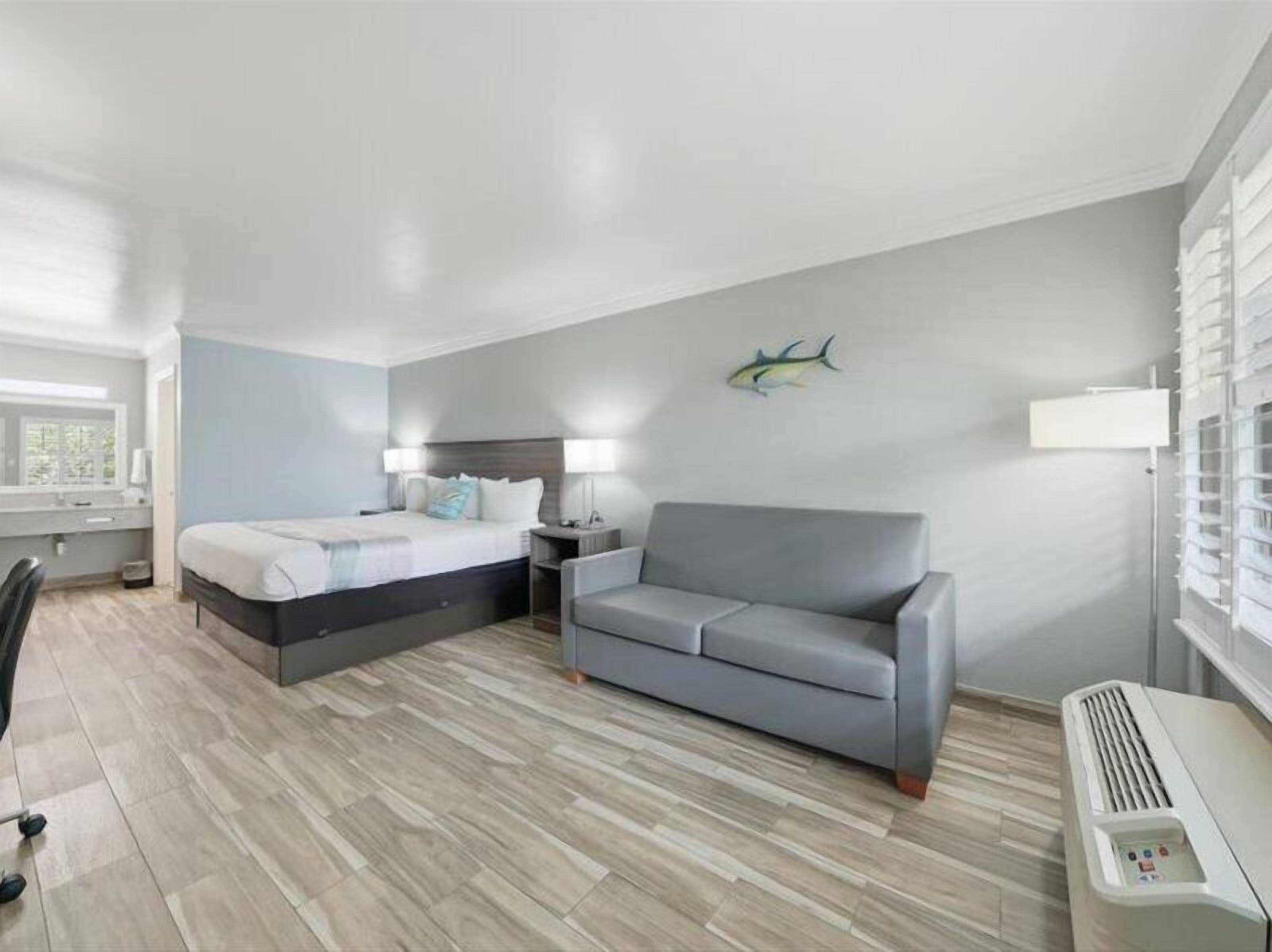 Premium bedding, in-room safe, individually decorated