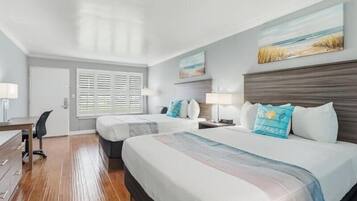 Habitación Deluxe, 2 camas Queen size, vista a la alberca | 1 habitación y ropa de cama de alta calidad