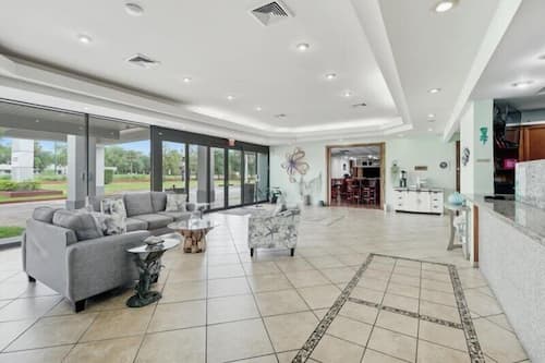 Lobby lounge