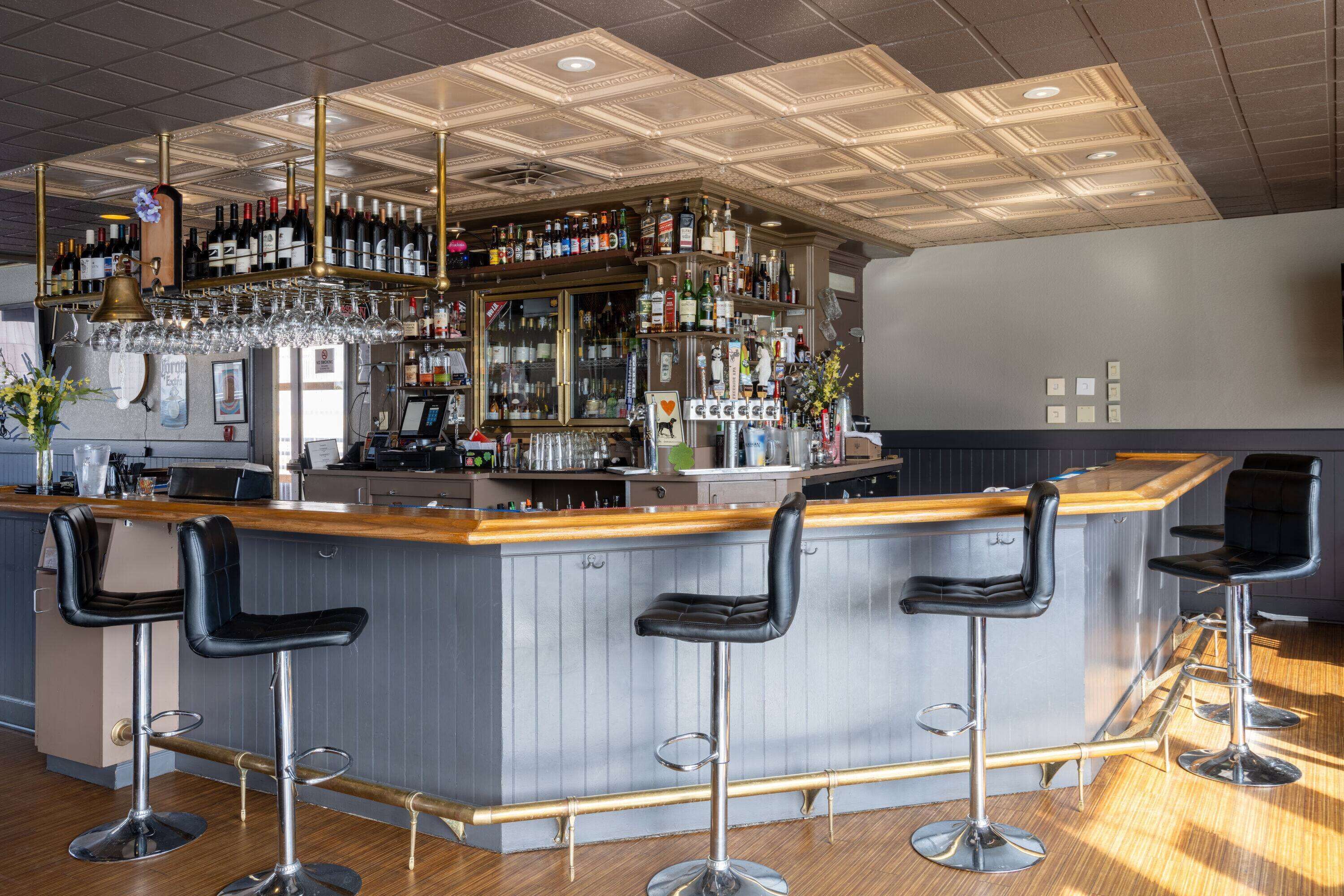 Breakfast, lunch, dinner served; seafood 