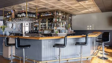 Se sirven desayunos, almuerzos y cenas; mariscos