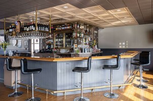 Breakfast, lunch, dinner served; seafood 