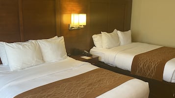 Cofres nos quartos, escrivaninha, ferros/tábuas de passar roupa