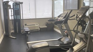 A gym with treadmills, a weight machine, and a wall-mounted TV. - Comfort Inn Springfield (Springfield)