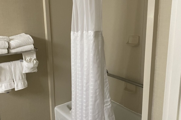 Kombinasi shower/bathtub dan perlengkapan mandi gratis