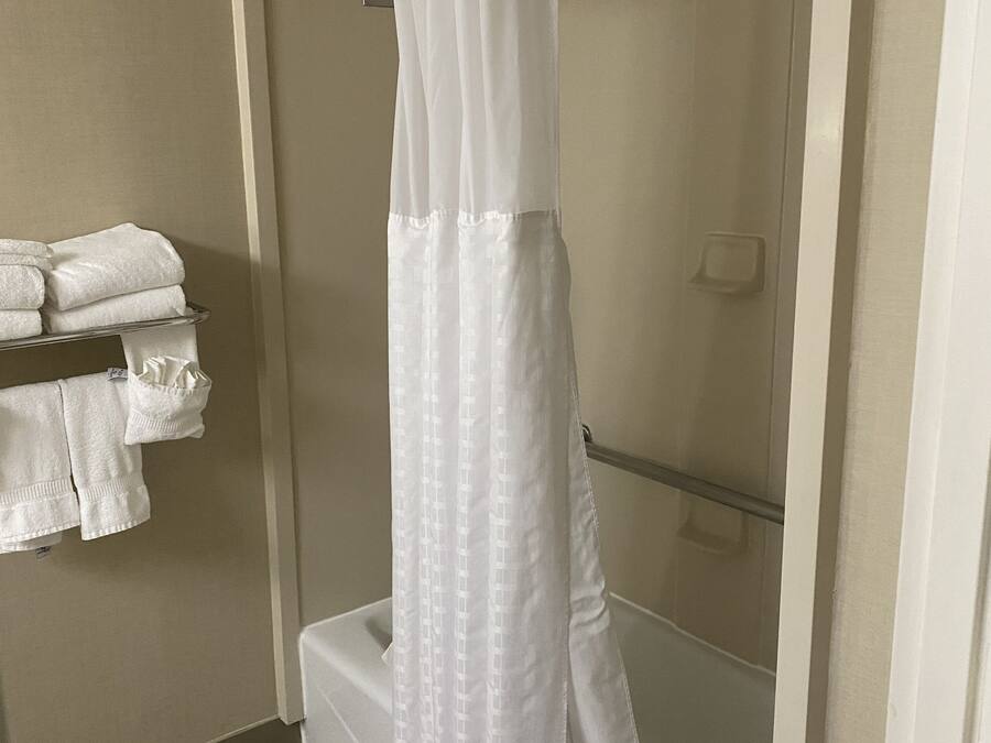 Combined shower/tub, free toiletries, hair dryer, slippers