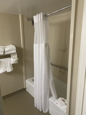 Combined shower/tub, free toiletries, hair dryer, slippers. Comfort Inn Springfield