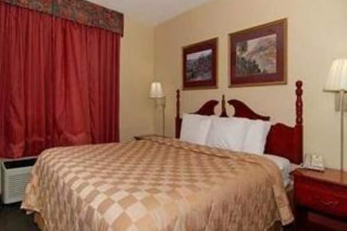 Desk, iron/ironing board, rollaway beds, free WiFi