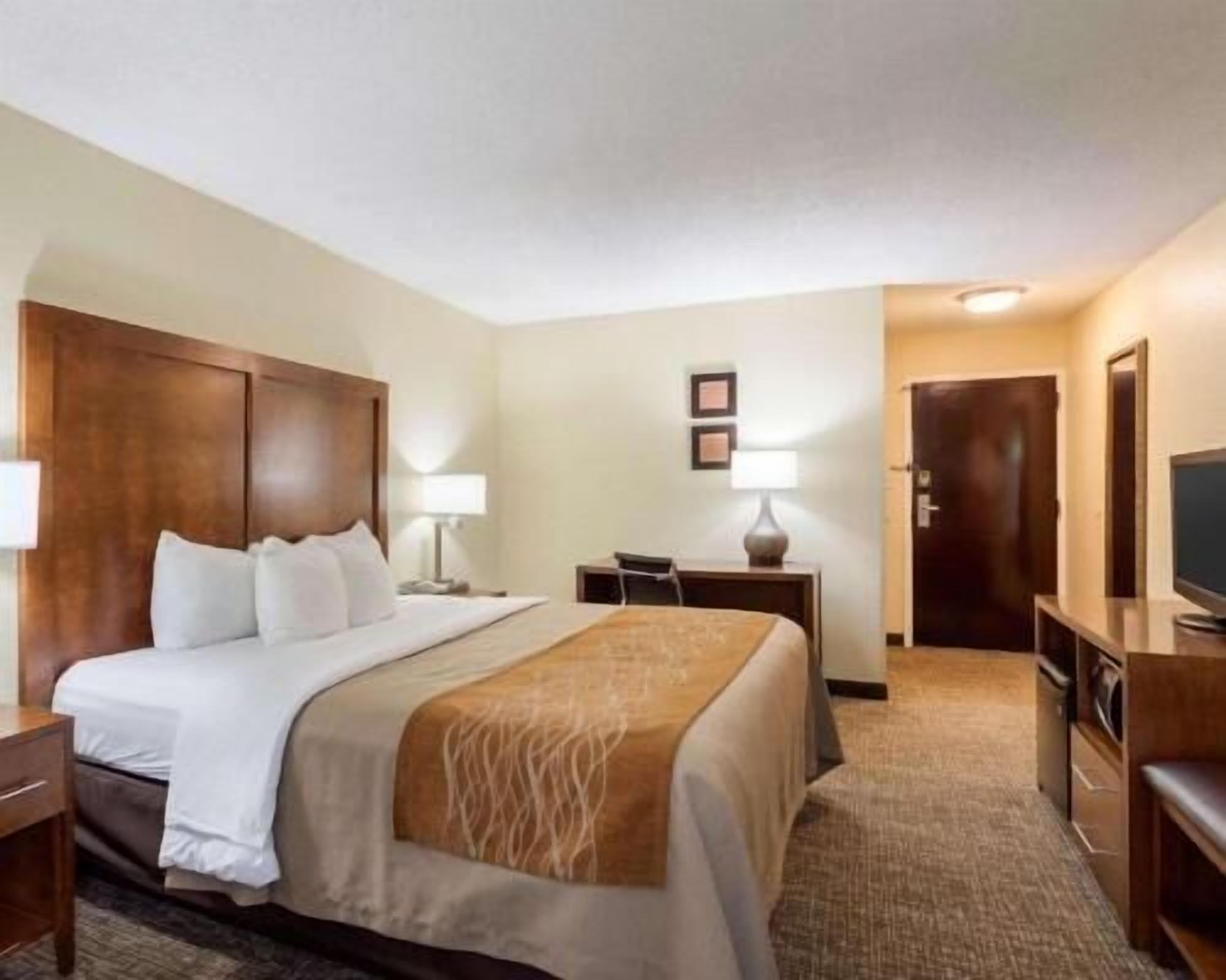 Desk, iron/ironing board, rollaway beds, free WiFi