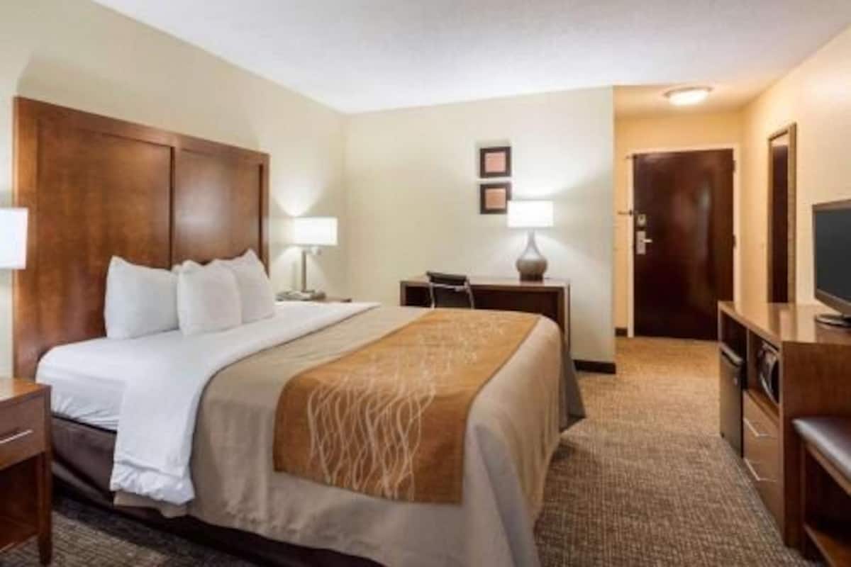 Desk, iron/ironing board, rollaway beds, free WiFi