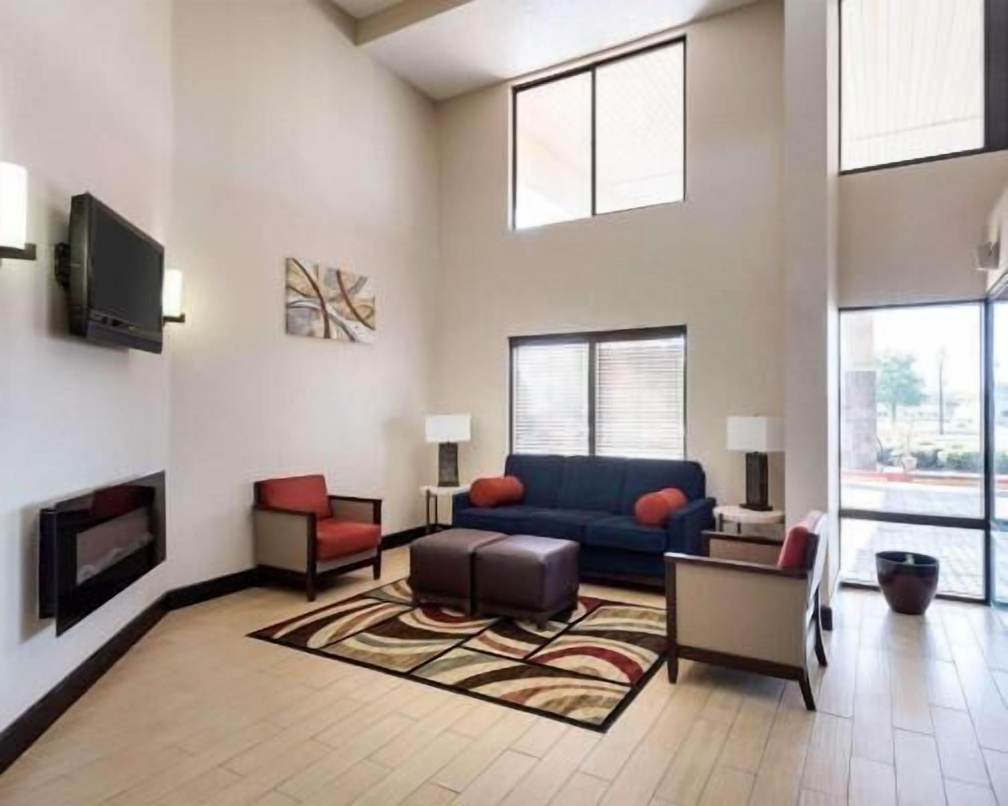 Living area | Flat-screen TV