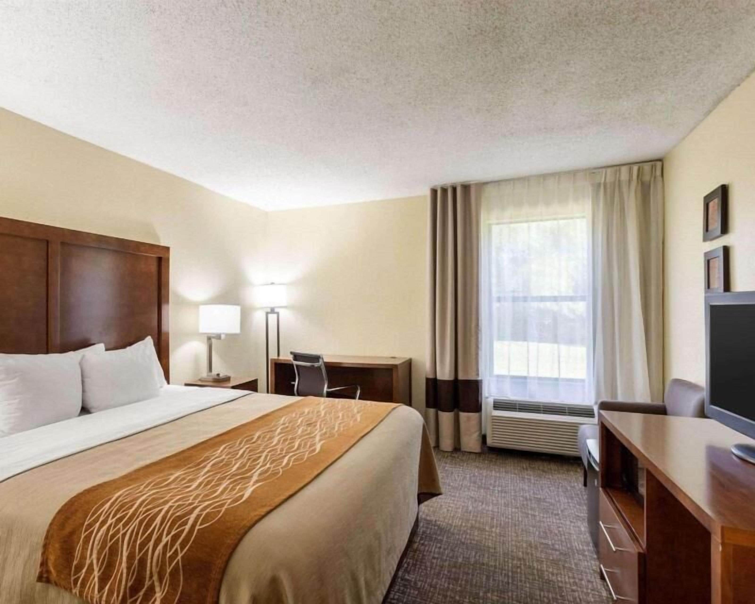 Desk, iron/ironing board, rollaway beds, free WiFi
