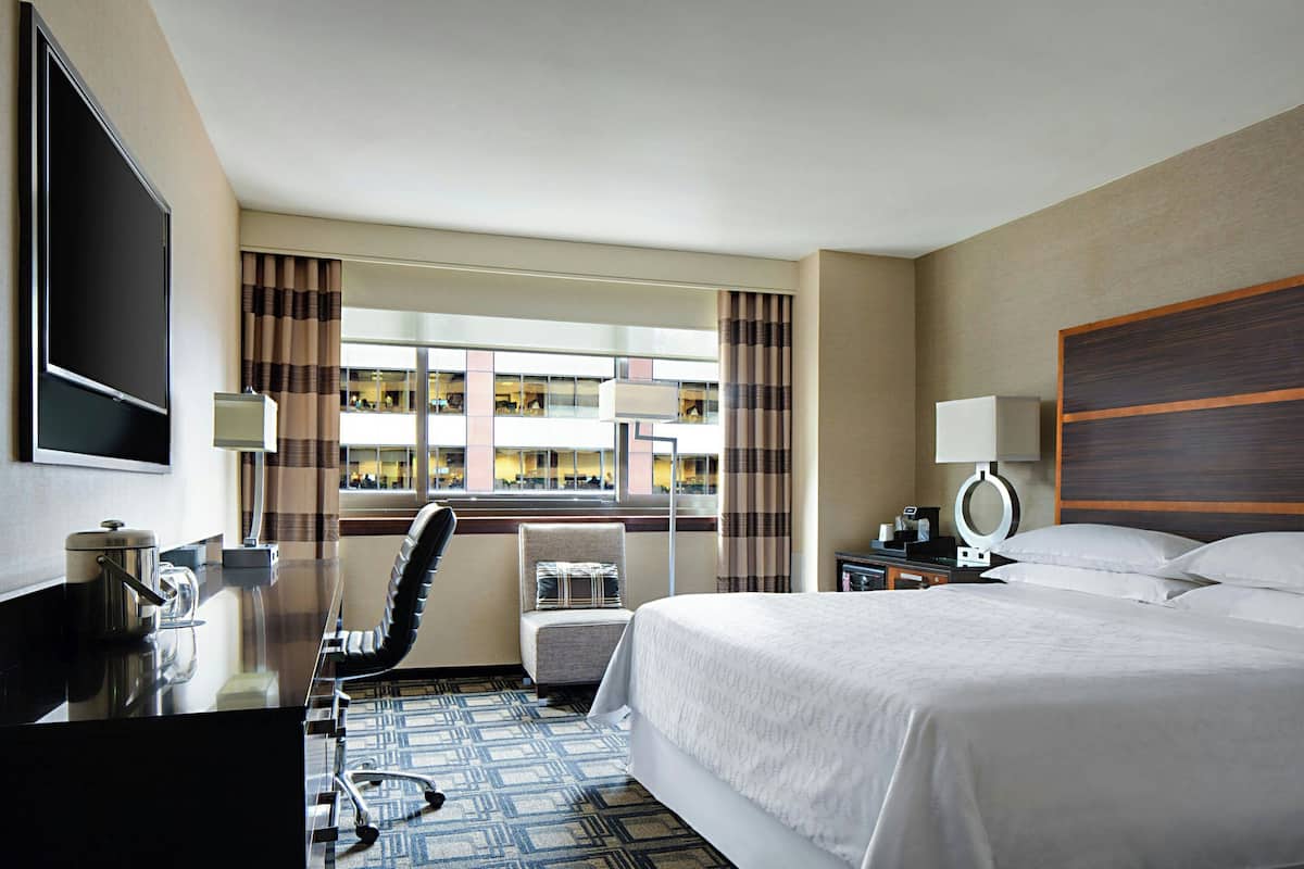 Traditional Room, 1 Queen Bed | 1 bedroom, premium bedding, pillow-top beds, in-room safe