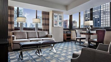 Een 55-inch flatscreentelevisie met kabelzenders en televisie