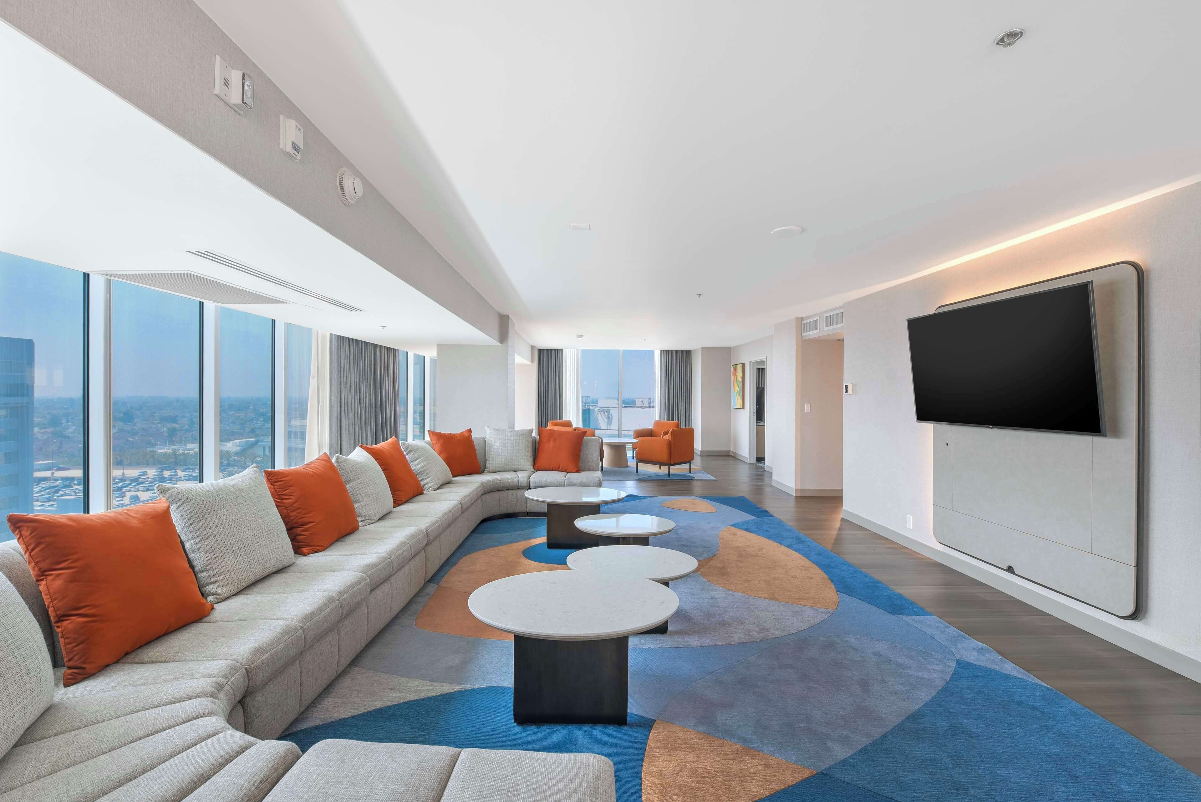 Televisión de pantalla plana, películas con cargo