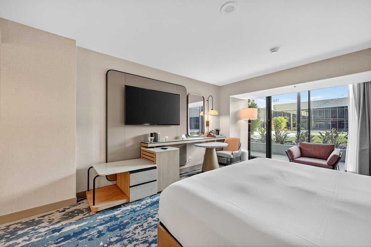 Quarto, 1 cama King (Lanai Deck) | Roupas de cama premium, edredons de pluma, camas com colchões pillow-top