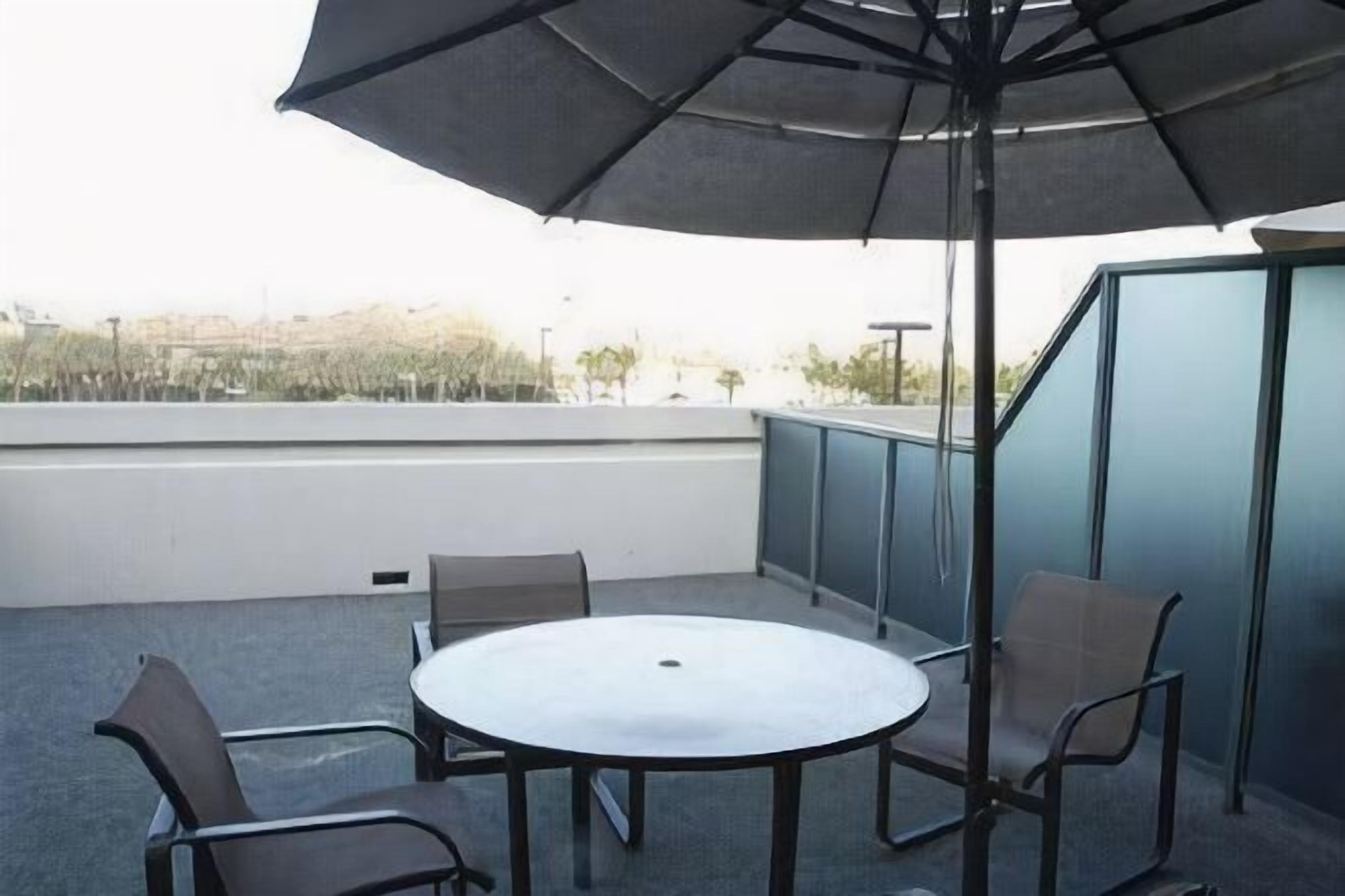 Tempat makan outdoor | 4 restoran, melayani sarapan 