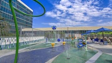 Inomhuspool och solstolar