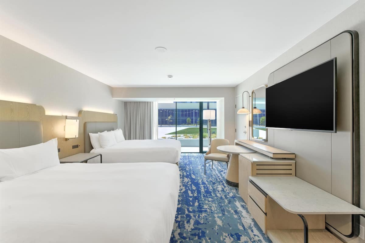 ห้องพัก, เตียงควีนไซส์ 2 เตียง (Lanai Deck) | เครื่องนอนระดับพรีเมียม, ผ้านวมขนเป็ด, เตียงพร้อมฟูกเสริมที่นอน