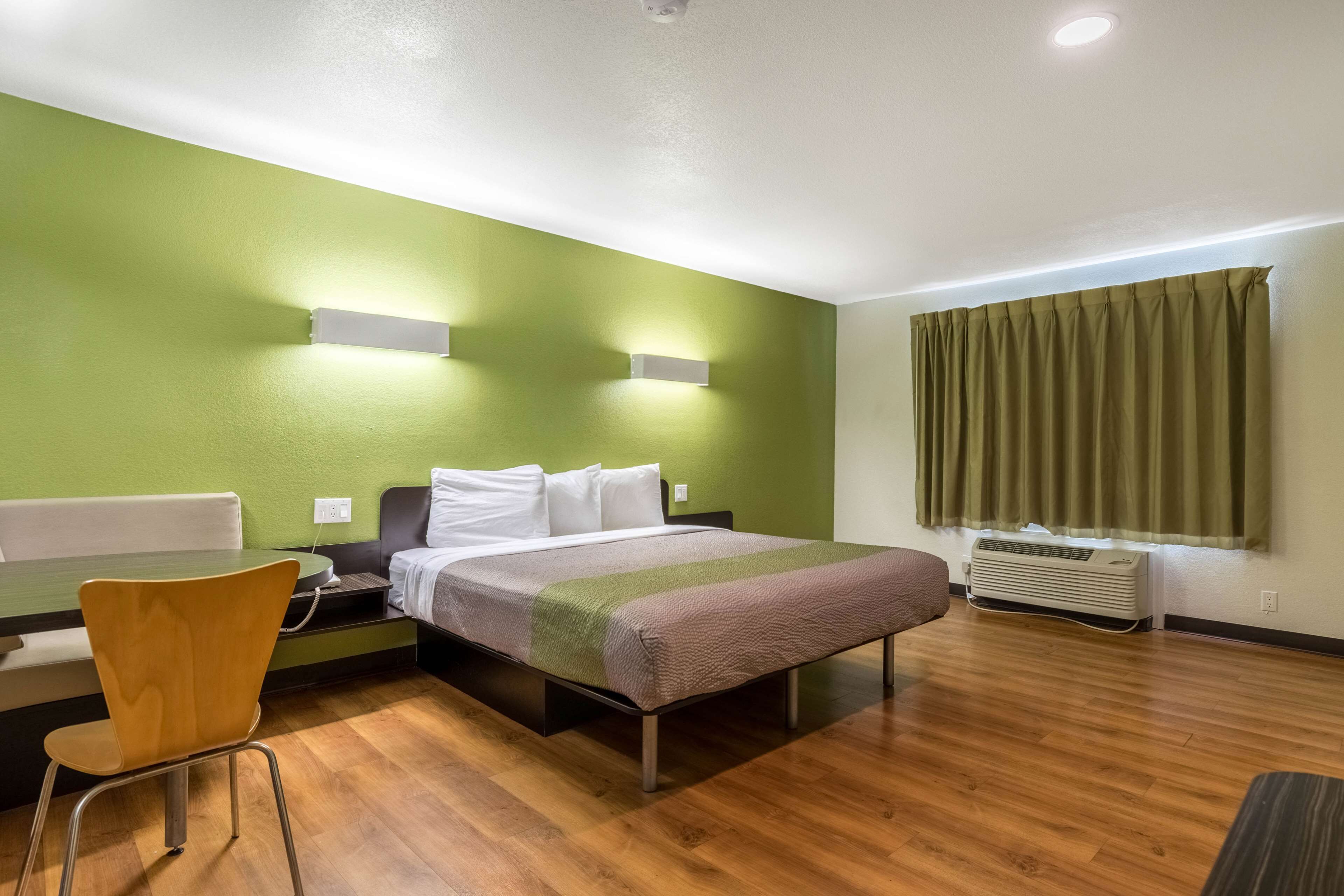 Escritorio, cortinas blackout y tabla de planchar con plancha 