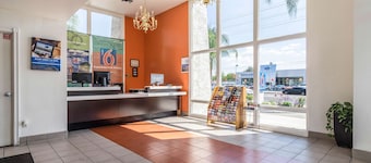 โมเทล 6 เรดแลนด์ส CA