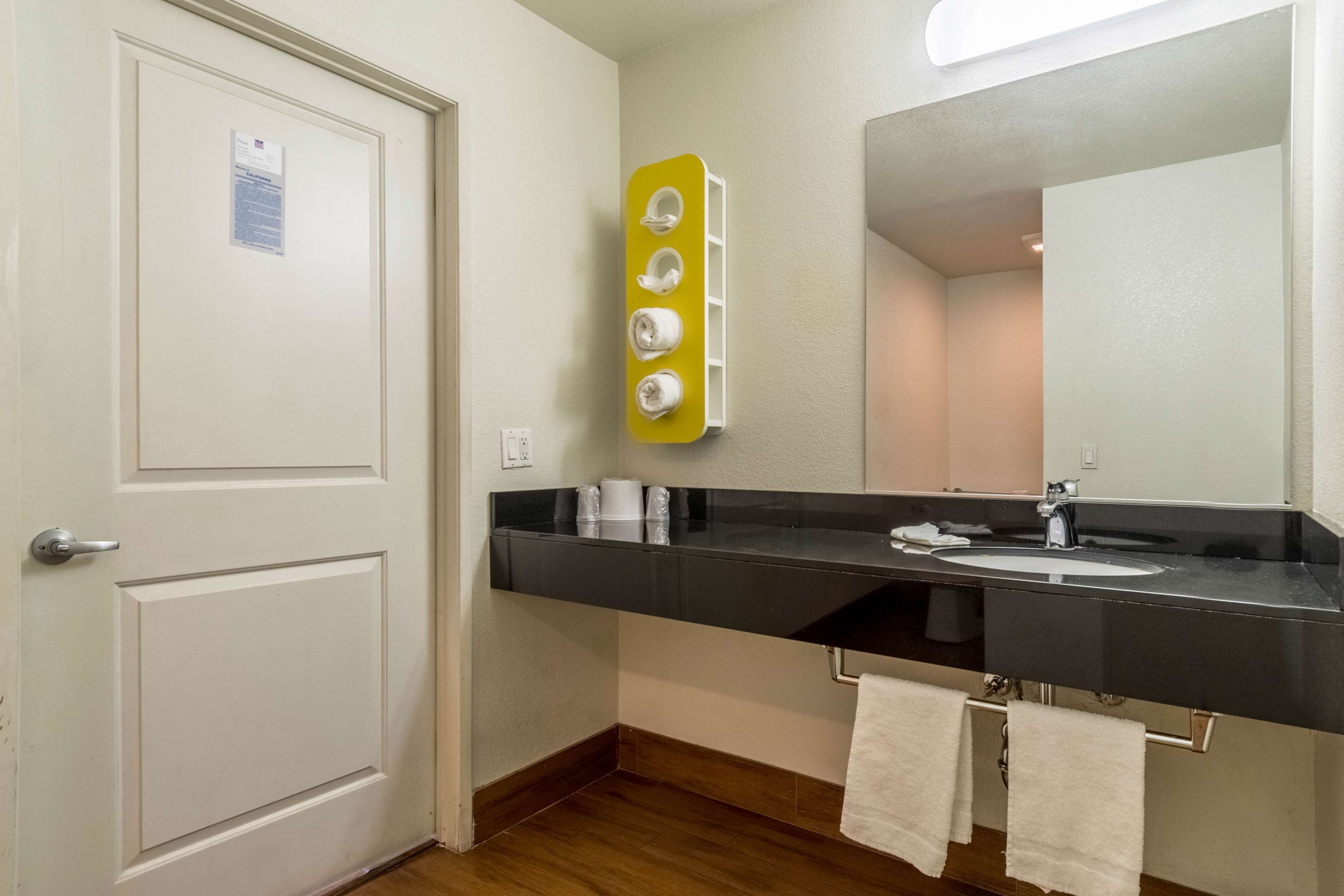 Ducha y bañera combinadas, toallas y jabón