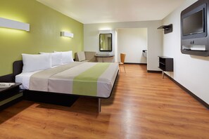 Escritorio, cortinas blackout y tabla de planchar con plancha 