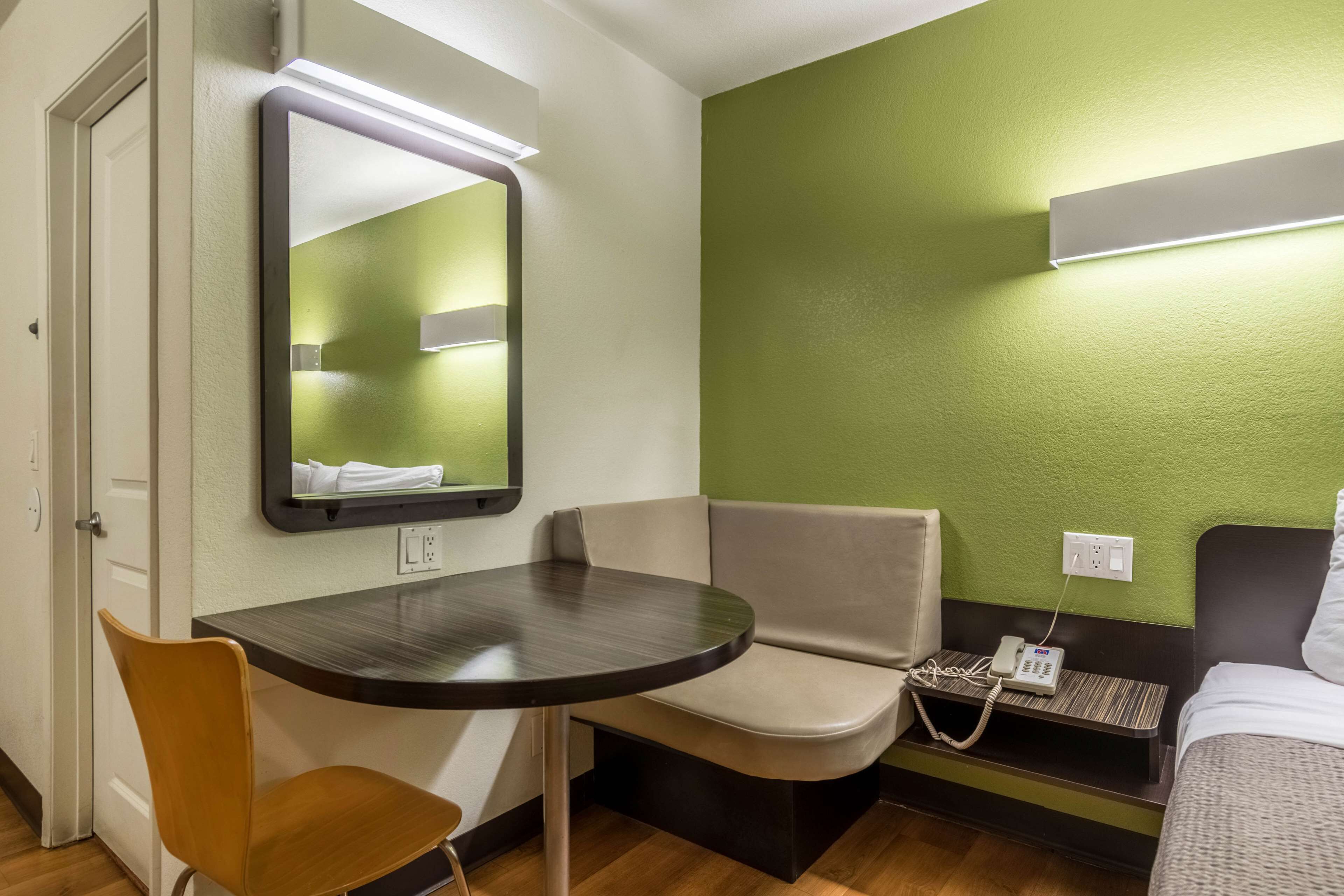 Escrivaninha, cortinas blackout, ferros/tábuas de passar roupa