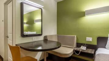 Escrivaninha, cortinas blackout, ferros/tábuas de passar roupa