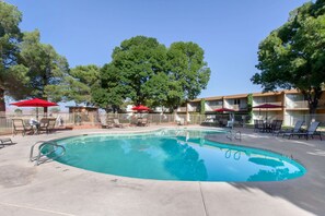 Una piscina al aire libre de temporada