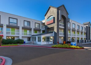 Experience the sleek, contemporary design of this hotel, featuring a flat roof and clean lines.