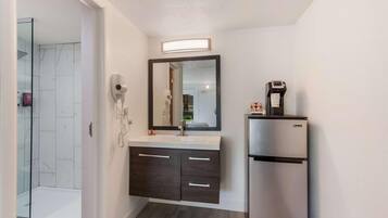 Combined shower/bathtub, deep-soaking bathtub, rainfall showerhead