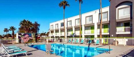 Utendørsbasseng og solsenger