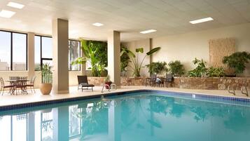 室內游泳池,開放時間為 08:00 至 22:00,提供日光浴躺椅