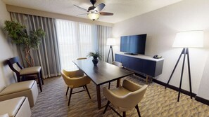 Suite, 1 Katil Raja (King), Non Smoking (President Suite) | Ruang tamu | 42 inci televisyen dengan kabel 