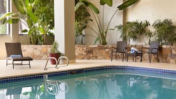 Piscine couverte, accès possible de 08 h 00 à 22 h 00, chaises longues