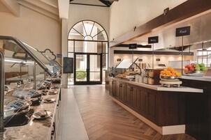 Café da manhã com buffet grátis todos os dias