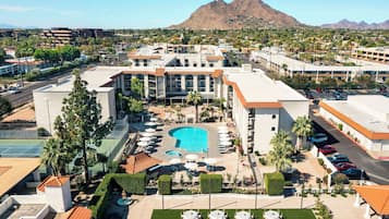 2 piscine all'aperto, ombrelloni da piscina, lettini