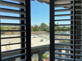 Presidential Suite, 2 Bedrooms (1 king and 2 queen beds) | Valley view at Embassy Suites by Hilton Scottsdale Resort